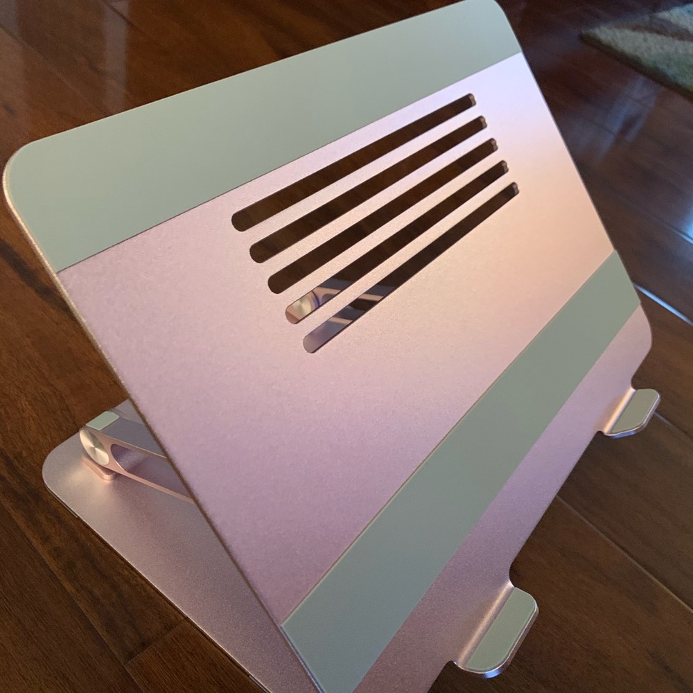 Adjustable tablet stand